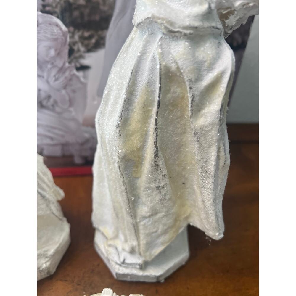 White glittery 3 piece Nativity Scene - Picture 7 of 10